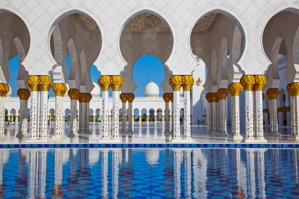  Nhà thờ Shaikh Zayed, UAE: Là nhà thờ Hồi giáo lớn nhất UAE, Shaikh Zayed nằm ở Abu Dhabi, với kiến trúc lộng lẫy, xa hoa và sức chứa lên tới 40.000 người. Ảnh: National Geographic.