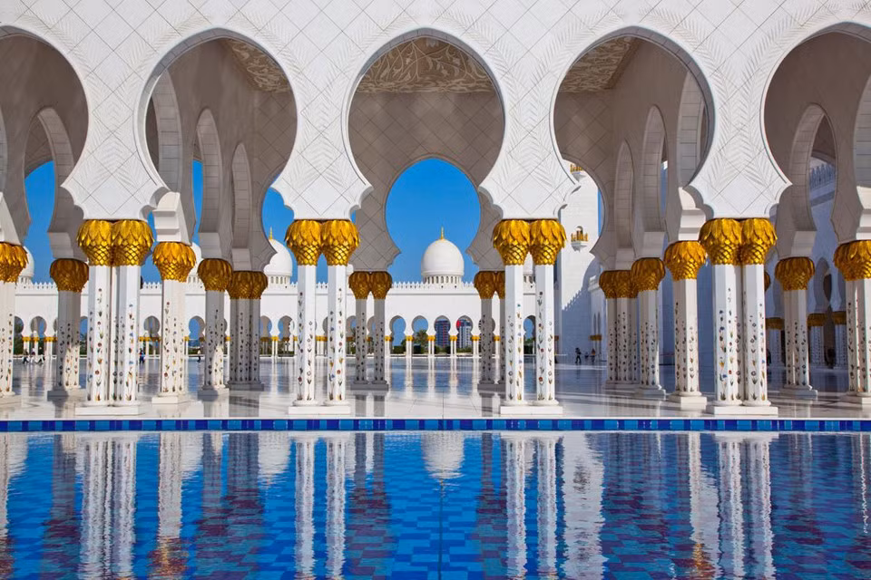  Nhà thờ Shaikh Zayed, UAE: Là nhà thờ Hồi giáo lớn nhất UAE, Shaikh Zayed nằm ở Abu Dhabi, với kiến trúc lộng lẫy, xa hoa và sức chứa lên tới 40.000 người. Ảnh: National Geographic.