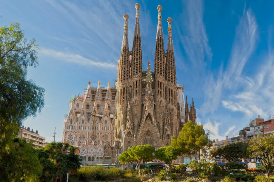  La Sagrada Familia, Tây Ban Nha: Nhà thờ Công giáo La Mã này nằm ở Barcelona và vẫn chưa hoàn tất. Đây là “đứa con tinh thần” của kiến trúc sư Antoni Gaudi. Ảnh: YourBarcelonaGuide.