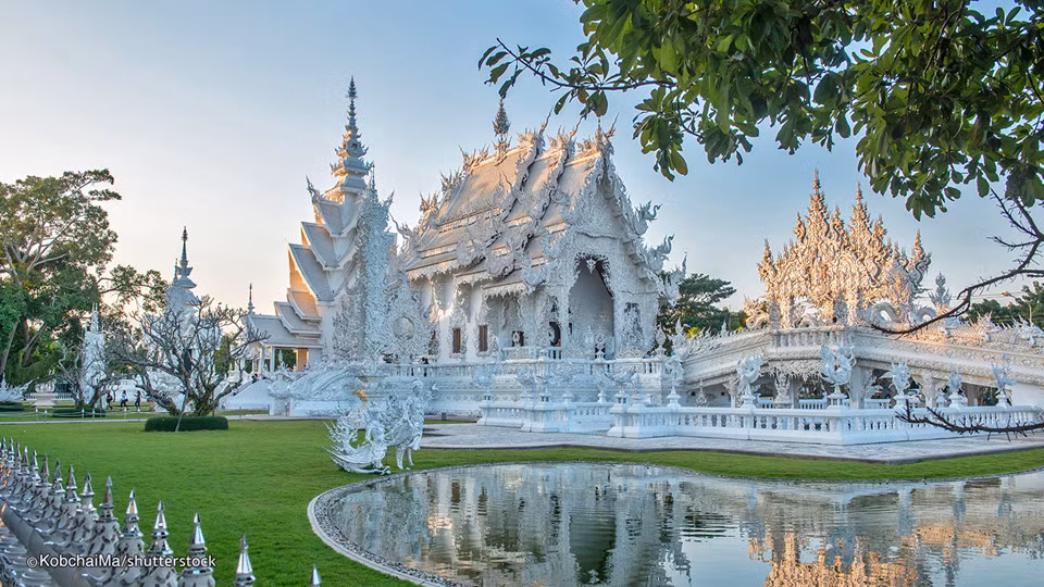  Đền Wat Rong Khun, Thái Lan: Công trình màu trắng nổi bật này nằm gần Chiang Rai và là điểm du lịch độc đáo. Ảnh: Thailand.