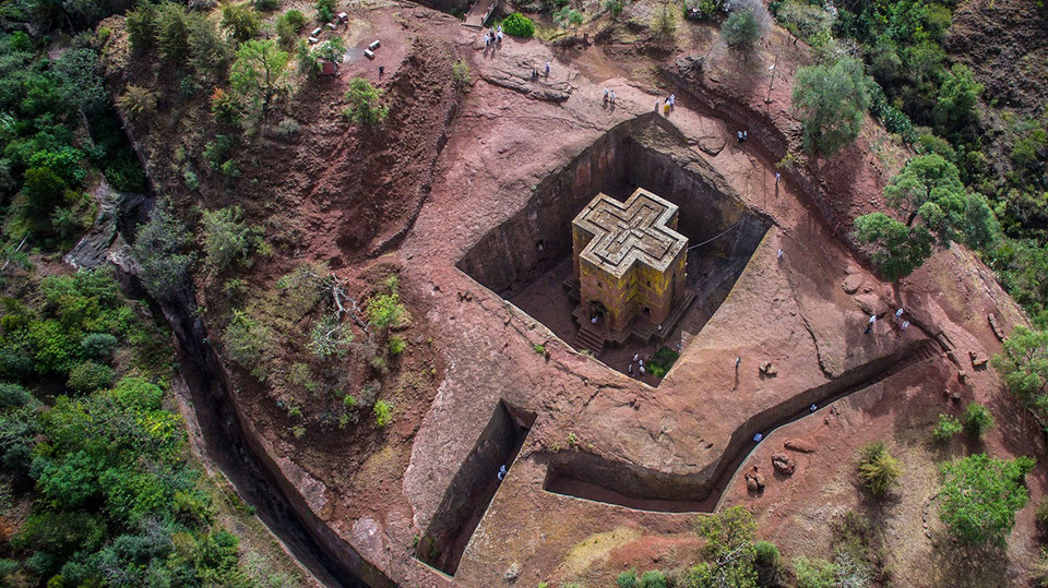  Nhà thờ St. George, Ethiopia: Cụm công trình gồm 11 nhà thờ này được xây dựng vào thế kỷ 13 ở Lalibela. Toàn bộ đều được tạc bằng đá nguyên khối, một thành tựu đáng nể về kiến trúc. Ảnh: VideoVision360.
