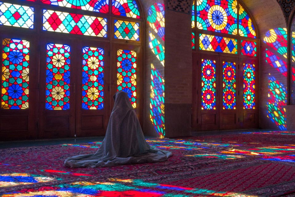  Nhà thờ Nasir Al-molk, Iran: Nằm ở Shiraz, nhà thờ Hồi giáo này nổi tiếng nhờ những cửa sổ kính màu rực rỡ, tạo ra khung cảnh huyền ảo, lộng lẫy như thiên đường hạ giới. Ảnh: National Geographic.