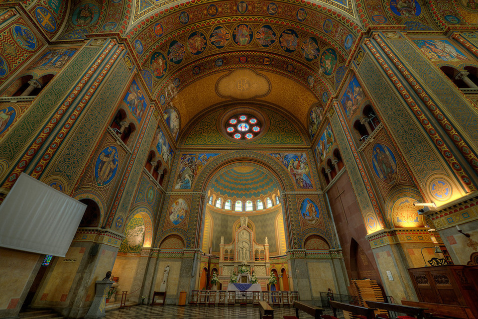  Nhà thờ Szeged, Hungary: Nhà thờ mái vòm ở Szeged có kiến trúc bên ngoài theo Art Nouveau và Historicist, trong khi nội thất là sự kết hợp của nhiều phong cách, từ tường Gothic tới cột kiểu La Mã. Ảnh: Richard Toy/Flickr.