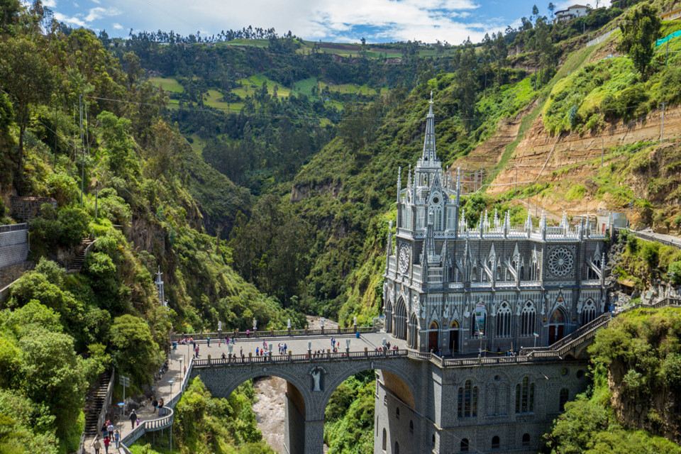  Nhà thờ Las Lajas, Colombia: Nhà thờ Công giáo La Mã theo phong cách Gothic Revival này nằm trên một hẻm núi của sông Guáitara, Nariño. Để ra nhà thờ, du khách phải đi qua một cây cầu ở độ cao chóng mặt. Ảnh: Toronto Star.