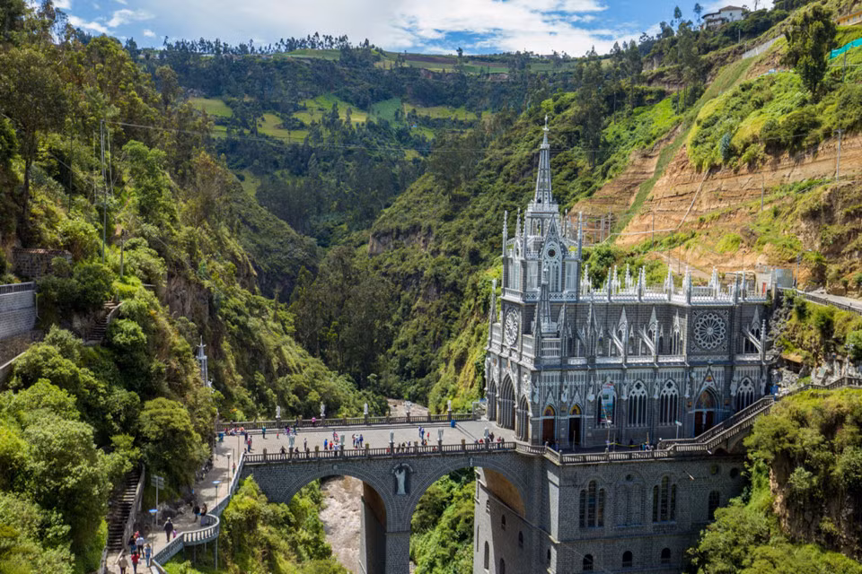  Nhà thờ Las Lajas, Colombia: Nhà thờ Công giáo La Mã theo phong cách Gothic Revival này nằm trên một hẻm núi của sông Guáitara, Nariño. Để ra nhà thờ, du khách phải đi qua một cây cầu ở độ cao chóng mặt. Ảnh: Toronto Star.
