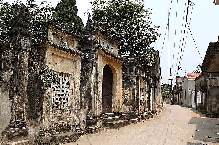 Nếu có dịp ghé thăm ngôi làng cổ này, du khách sẽ được chiêm ngưỡng những con đường nhỏ trong ngõ được “lát” bằng đá hộp xanh bóng nhẵn, phẳng lì. Đặc biệt, cổng làng Cựu được xây dựng theo kiểu tam quan của lối kiến trúc đình chùa cổ. Phía trên cổng được đặt một đôi kỳ lân cùng hai con chó giữ cổng. Phía mặt trong của cổng có nậm rượu, nụ hoa điểm xuyết rất lạ cùng những hàng chữ nho mực đen đã nhạt màu.