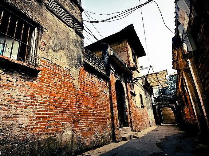  Làng Cự Đà, Thanh Oai, Hà Nội: Cách trung tâm thành phố Hà Nội chừng 15km, làng Cự Đà thuộc xã Cự Khê, huyện Thanh Oai, được nhiều người biết đến với cái tên “Làng doanh nhân”. Nguồn gốc ra đời cái tên này bắt nguồn từ thế kỷ 19, khi ấy người dân trong làng làm ăn phát đạt, buôn may bán đắt có điều kiện để xây nhiều nhà đẹp vì vậy mà cái tên “Làng doanh nhân” cũng bắt nguồn từ đó. Đặc biệt, làng cổ Cự Đà còn là làng cổ đầu tiên và duy nhất ở Việt Nam được đánh số nhà, có biển ghi tên ngõ, xóm như hiện nay.