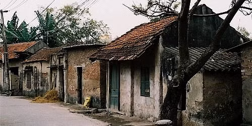 Cho đến thời điểm hiện tại, làng cổ Cự Đà vẫn vẹn nguyên lối kiến trúc của đồng bằng Bắc Bộ. Không những vậy, tại làng Cự Đà còn có đình, chùa được xây dựng từ thế kỷ 17 với lối kiến trúc cổ kính.