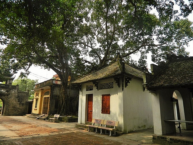 Đến với làng Ước Lễ, du khách sẽ được chiêm ngưỡng công trình cổng làng mang đậm dấu ấn Việt với kết cấu vòm truyền thống. Đó là sự gắn kết những viên gạch đỏ vững chãi cùng vòm mái cong vút giống như các mái đình chùa cổ ở Việt Nam. Phía trên gác cổng làng có treo bức đại tự: “Mỹ Tục Khả Phong” tức nghĩa là “Phong tục đẹp được ban tặng”. Người dân tại làng Ước Lễ truyền tai rằng, vào năm Tự Đức thứ 33 (tức 1880) vua Tự Đức kinh lý phương bắc đã ban tặng danh hiệu cao quý này cho 6 làng của Hà Tây (cũ), trong đó có Ước Lễ.