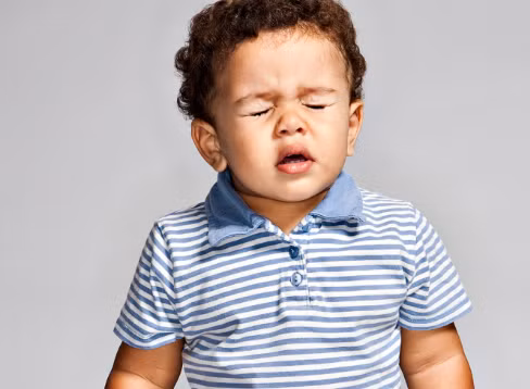  10. Khi hắt hơi mắt bạn sẽ luôn nhắm: Cơ chế này của cơ thể giúp bảo vệ đôi mắt khỏi vi khuẩn khi hắt hơi. Bạn cũng có thể hắt hơi mà cố gắng mở mắt nếu muốn.