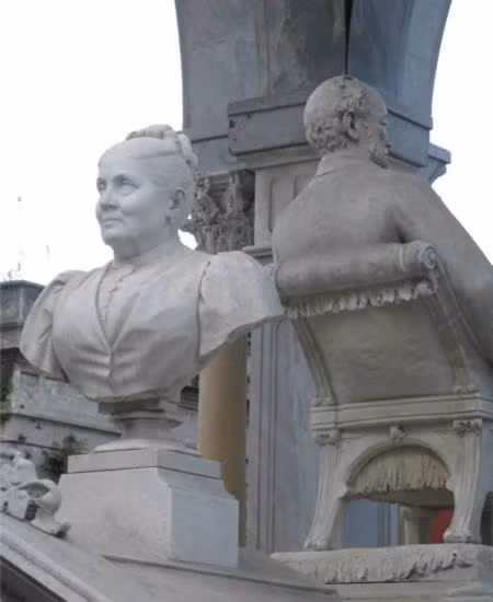  Chết cũng còn mâu thuẫn: Điều đặc biệt của ngôi mộ này là hình ảnh một cặp vợ chồng quay lưng lại với nhau cùng dáng vẻ giận dỗi. Người đàn ông thì ngôi trên ghế sô pha, hướng về phía trên trời trong khi người phụ nữ lại ở hướng ngược lại. Cặp tượng này đặc biệt như vậy là do trước khi qua đời, trước đó người chồng đã chết từ lâu, bà muốn cho con cháu thực sự biết cuộc hôn nhân của họ đã diễn ra: Trong 30 năm cuối đời, họ đã không nói với nhau lấy một câu.