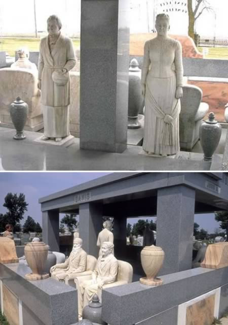  Bức tượng tình yêu vĩnh cửu: Thị trấn Hiawatha, Kansas có một ngôi mộ cực kỳ hoành tráng, minh chứng cho cuộc tình của ông John Milburn Davis và Sarah Hart con gái một gia đình giàu có. Chuyện tình của hai người bị cẩm cản. Tuy nhiên, hai người quyết tâm đến với nhau, họ cùng làm trang trại và trở nên giàu có. Nhưng sau cái chết của bà vào năm 1930, John đã hoàn toàn suy sụp và quyết làm một điều thật vĩ đại để tưởng nhớ vợ mình. Ông đã chi tận 100.000 USD nhằm xây dựng một đài tưởng niệm cho vợ. Để huy động được số tiền lớn như vậy giữa thời kỳ Đại Khủng Hoảng, ông phải bán cả căn biệt thự lẫn nông trại. Trước khi chết, toàn bộ mớ tài sản khổng lồ mà ông gây dựng đã tiêu tan. Bên trong công trình này là 11 bức tượng John và Sarah Davis được làm bằng đá cẩm thạch Ý, các bình đựng di cốt và một phiến đá cẩm thạch có trọng lượng trên 50 tấn