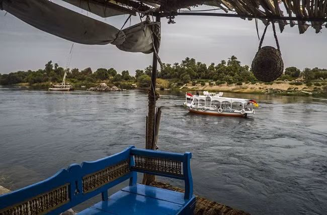  Sông Nile, Ai Cập: Sông Nile dài 6,695 km chảy qua hơn 10 quốc gia, là nơi ghi dấu nền văn minh lâu đời ở Ai Cập. Mang vẻ đẹp hoang dại nhưng cũng cực kì nên thơ, sông Nile thực sự là một điểm đến lý tưởng. Chèo thuyền xuôi theo sông, du khách đi từ Aswan tới Luxor, dừng chân tại các ngôi đền ở Kom Ombo, Edfu, và Esna. Những người muốn khám phá nhiều hơn có thể chọn lộ trình 12 ngày, từ Luxor tới Dendera và Abydos.