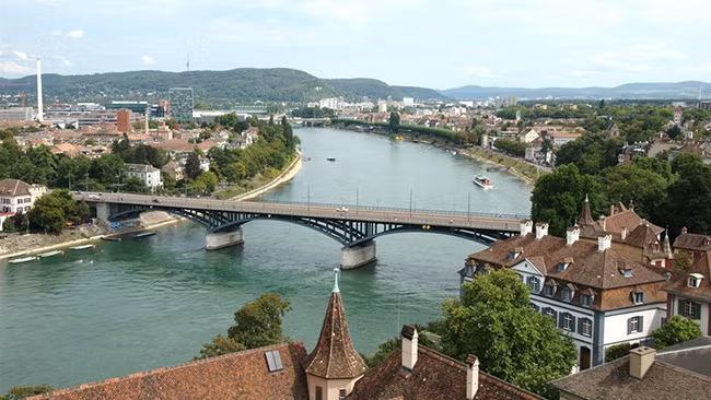  Sông Rhine: Là một trong những con sông lớn và quan trọng nhất châu Âu, dài 1.233 km có lưu lượng trung bình hơn 2.000 mét khối trên một giây. Sông Rhein bắt nguồn từ hồ Tomasee trên dãy núi Alps thuộc địa phận Thụy Sĩ. Nó chảy vào hồ Bodensee rồi hướng lên phía Bắc tới biên giới Đức-Pháp, chảy qua Strasbourg (Pháp), chảy vào lãnh thổ Đức bắt đầu từ Karlsruhe qua Bonn, Köln, Düsseldorf và chảy sang Hà Lan. Trong lãnh thổ Hà Lan, Rhein chia thành 2 phân lưu là sông Waal và sông Lek. Sông Rhein đổ vào biển Bắc gần Rotterdam.