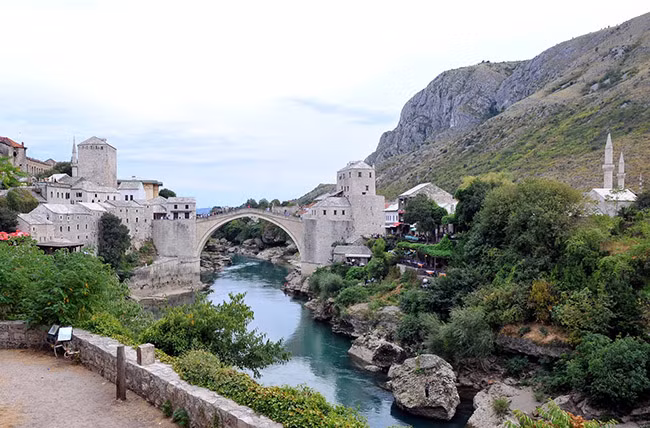  Sông Neretva: Neretva là con sông lớn nhất của phần phía đông của lưu vực Adriatic. Nó cung cấp bảo vệ lũ lụt, điện và nước lưu trữ, và được rất được du khách ưa chuộng bởi cảnh quan mang vẻ đẹp tự nhiên và đa dạng. Với nguồn nước ngọt dồi dào, Neretva được coi là một trong những nguồn tài nguyên thiên nhiên quý giá nhất của Bosnia và Herzegovina và Croatia.