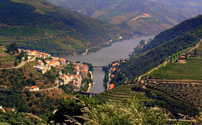  Sông Douro: Là một trong số các con sông chính của bán đảo Iberia, chảy từ thượng nguồn của nó gần Duruelo de la Sierra trong tỉnh Soria xuyên qua phần trung-bắc Tây Ban Nha và Bồ Đào Nha tới cửa sông của nó tại Porto. Chiều dài tổng cộng của nó là 897 km, trong đó chỉ có đoạn chảy qua Bồ Đào Nha là có thể phục vụ cho giao thông thủy cho các tàu bè nhẹ. Nó là con sông lớn thứ hai trên bán đảo Iberia, chỉ sau sông Tajo.