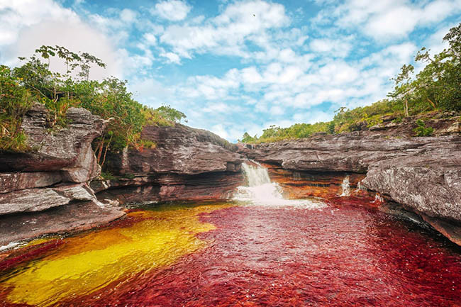  Sông Cano Cristales, Columbia: Thường được mệnh danh là “dòng sông ngũ sắc” hay dòng nước cầu vồng (Liquid Rainbow), con sông ở tỉnh Meta thuộc Columbia này xứng đáng là một trong những con sông đẹp nhất thế giới. Do có lượng tảo dày, từ tháng 7 đến tháng 11 dòng sông luôn phủ đầy màu sắc từ vàng, xanh lá, xanh dương, đen và đỏ.