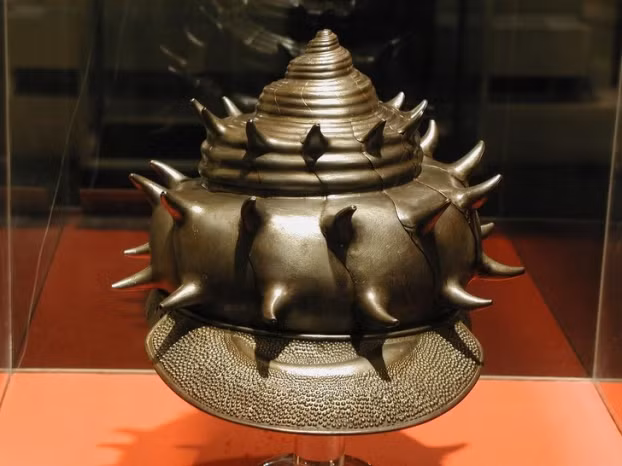 Mũ bảo hiểm ở dạng vỏ ốc xà cừ biển (1618).