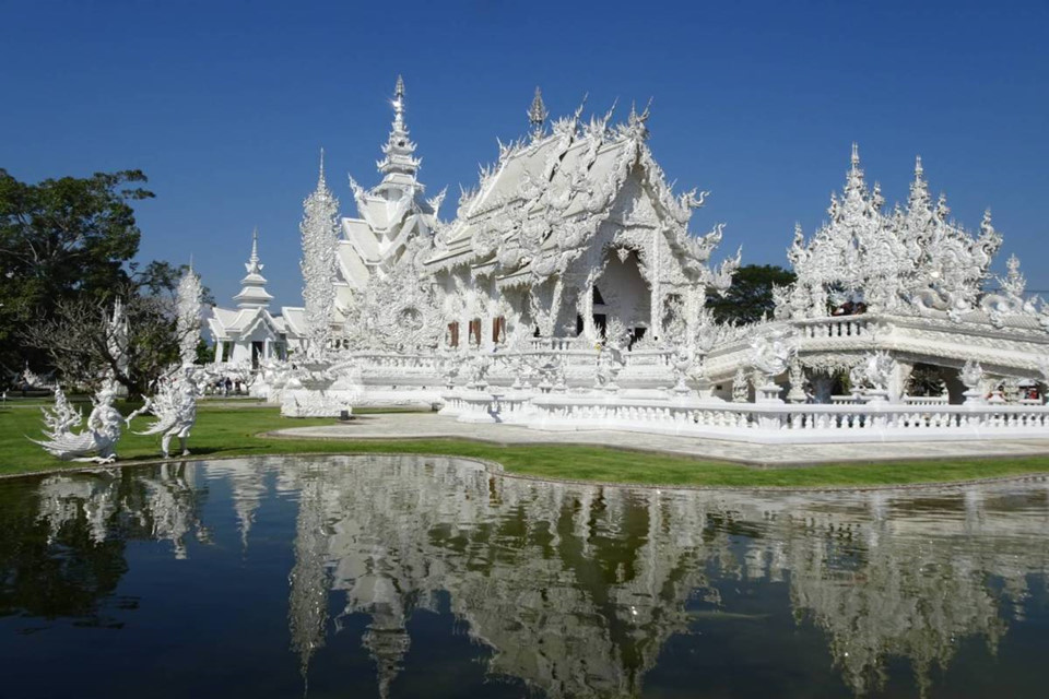 Chùa Wat Rong Khun hay còn gọi là chùa Trắng, là ngôi chùa độc đáo với lối kiến trúc ấn tượng, nằm ở tỉnh Chiang Rai, phía bắc Thái Lan. Sáng tạo nên ngôi chùa là Chalermchai Kositpipat, họa sĩ và là một trong những kiến trúc sư giỏi nhất của Thái Lan.