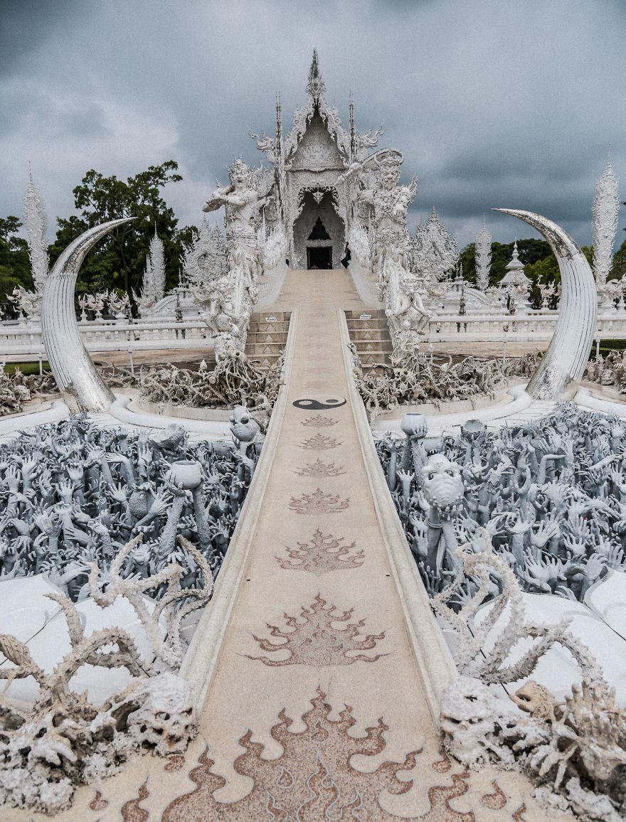 Kể từ khi mở cửa đến nay, Wat Rong Khun mặc dù vẫn chưa hoàn thiện nhưng đã trở thành điểm tham quan thu hút và hành hương của du khách trong và ngoài biên giới Thái Lan.