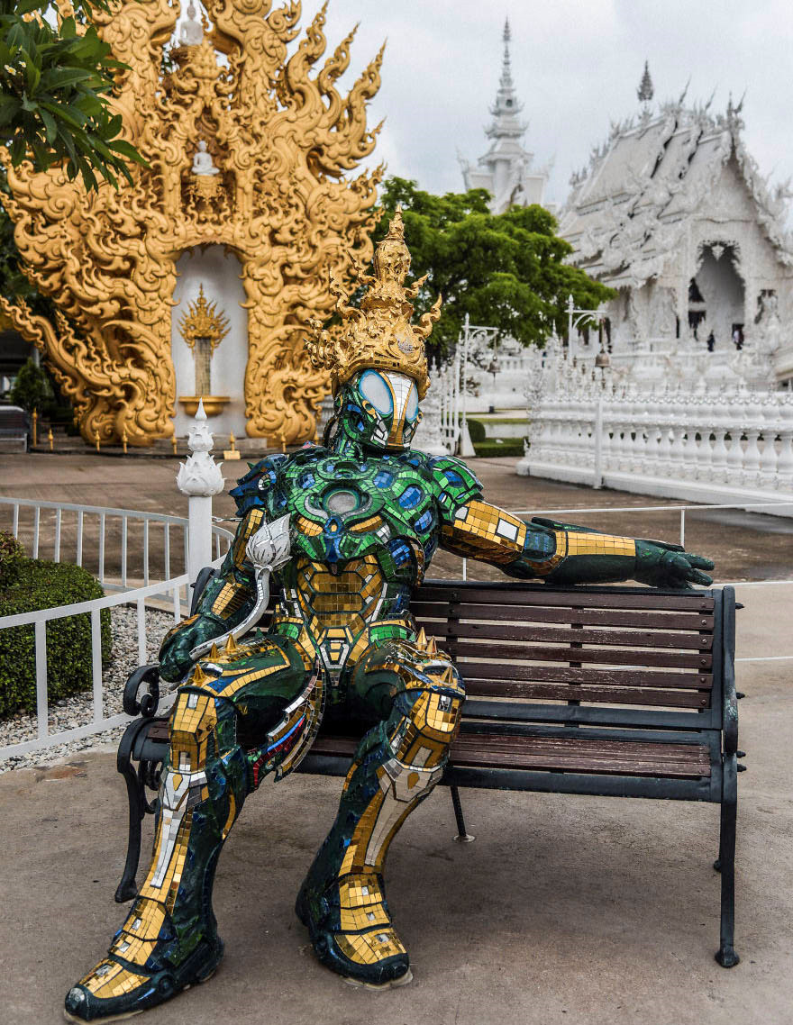 Chùa Wat Rong Khun bắt đầu được xây dựng vào năm 1997 và đến giờ vẫn chưa hoàn thiện. Ông Chalermchai đang cố tạo nên một quần thể kiến trúc gồm 9 công trình độc lập bằng chất liệu thủy tinh và thạch cao. Đó là chính điện, sảnh đường, nơi tôn kính di tích của Đức Phật, nhà nguyện, bảo tàng, phòng trưng bày nghệ thuật, khu ăn nghỉ…