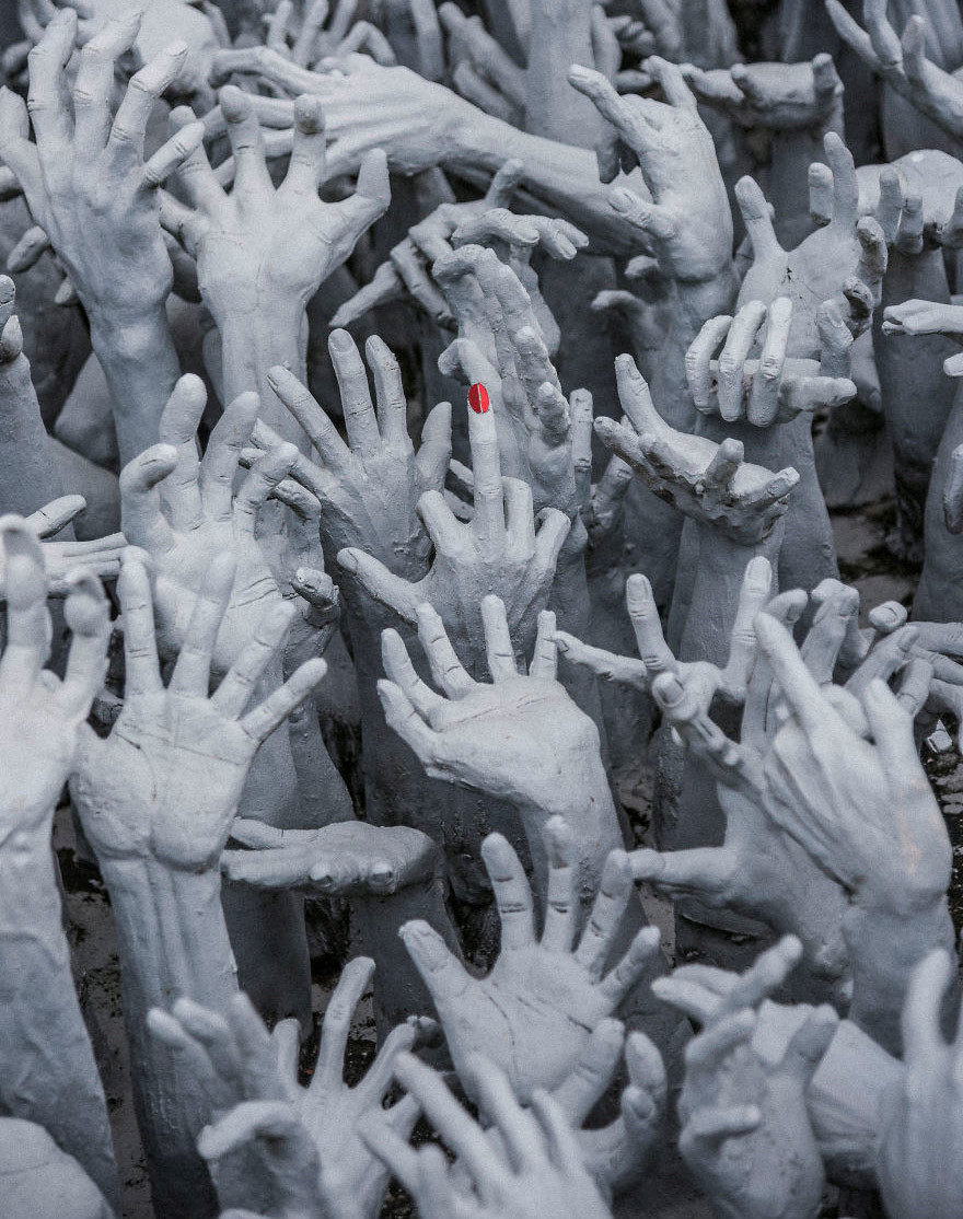 Để vào chùa, bạn sẽ phải bước qua một cây cầu với vô số bàn tay phía dưới như muốn kéo bạn xuống. Nơi đây được coi là địa ngục, tượng trưng cho hố sâu vô tận của ham muốn và nhục dục mà con người sinh ra (theo Phật Giáo).