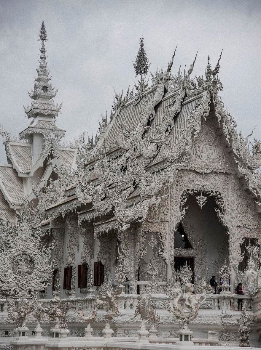 Bên trong chùa có rất nhiều tài liệu tham khảo về văn hóa hiện đại, đan xen là những hình ảnh, tài liệu về Phật giáo, đó đều là những tác phẩm nghệ thuật.