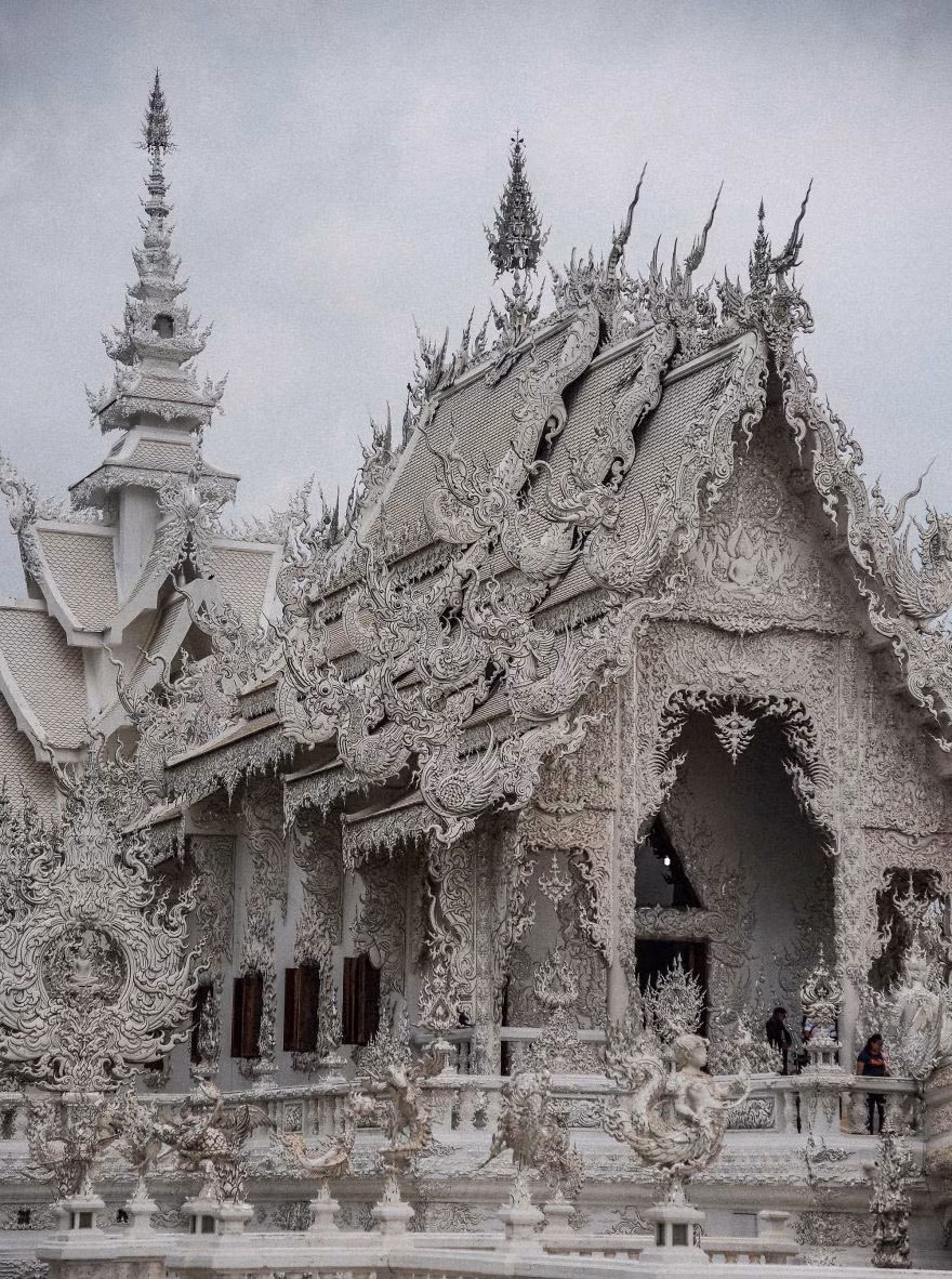 Bên trong chùa có rất nhiều tài liệu tham khảo về văn hóa hiện đại, đan xen là những hình ảnh, tài liệu về Phật giáo, đó đều là những tác phẩm nghệ thuật.