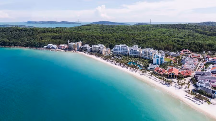  Địa điểm du lịch này cách TP.HCM khoảng 500 km. Chỉ mất chưa đầy 50 phút bay từ TP.HCM đã tới sân bay quốc tế Phú Quốc ở xã Dương Tơ thuộc thị trấn Dương Đông, thủ phủ của huyện đảo.