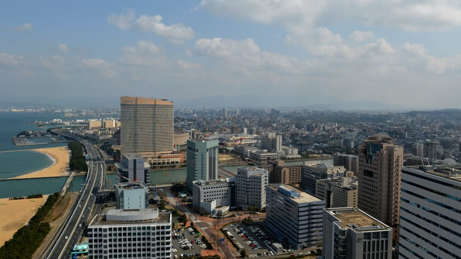 Mùa thu ở Fukuoka, Nhật Bản cũng đẹp và nên thơ không kém mùa thu ở các điểm kể trên. Thành phố này có chuyến bay thẳng từ Việt Nam, cách Tokyo 5 giờ và cách Osaka 3 giờ đi tàu siêu tốc Shinkasen.
