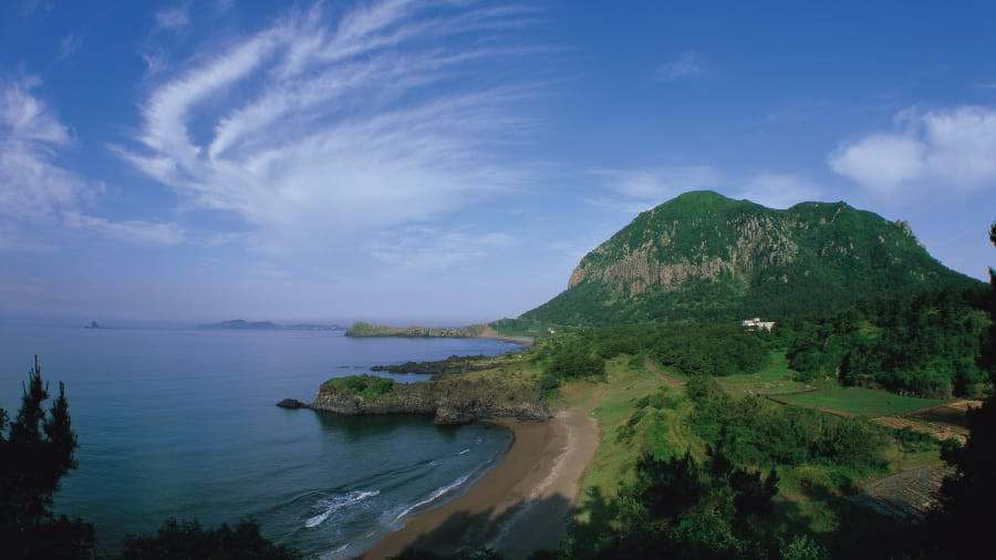 Vào mùa này, Jeju - hòn đảo lớn nhất Hàn Quốc, không khi nào vắng khách du lịch. Thậm chí, đây là một điểm đến lý tưởng dành cho các đôi vợ chồng mới cưới đến hưởng tuần trăng mật.