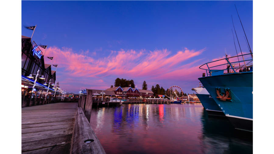 Đã đến Perth, du khách sẽ không thể quay về mà không ghé qua bến cảng Elizabeth Quay, tận hưởng Fremantle Doctor - danh từ chỉ làn gió mát thổi từ đại dương vào bờ làm mát cả thành phố.
