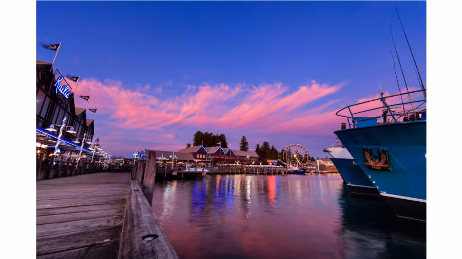 Đã đến Perth, du khách sẽ không thể quay về mà không ghé qua bến cảng Elizabeth Quay, tận hưởng Fremantle Doctor - danh từ chỉ làn gió mát thổi từ đại dương vào bờ làm mát cả thành phố.