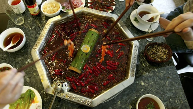 Thủ phủ của tỉnh Tứ Xuyên còn nổi tiếng với món lẩu với màu đỏ vô cùng hấp dẫn, hương vị đậm đà, mùi cay thơm nồng, đã trở thành “thương hiệu”. Thành Đô cũng được UNESCO bình chọn là một trong những thành phố có nền ẩm thực sáng tạo nhất thế giới.