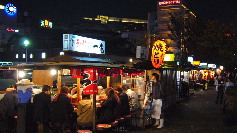 Có rất nhiều điều thú vị đáng để bạn khám phá, như Canal City - trung tâm mua sắm lớn nhất Fukuoka, Bảo tàng nghệ thuật châu Á, Đảo công viên Nokonoshima… hay các món mỳ ramen nức tiếng, xuất hiện dọc tuyến đường trong thành phố.