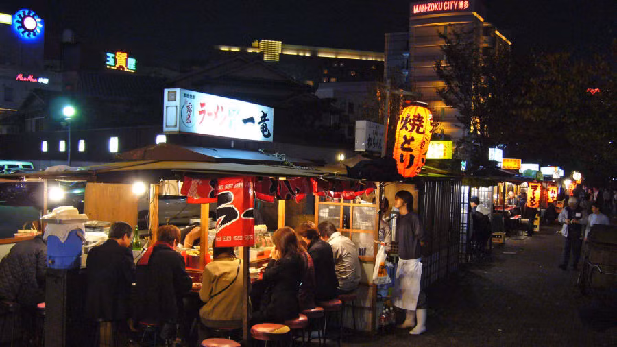 Có rất nhiều điều thú vị đáng để bạn khám phá, như Canal City - trung tâm mua sắm lớn nhất Fukuoka, Bảo tàng nghệ thuật châu Á, Đảo công viên Nokonoshima… hay các món mỳ ramen nức tiếng, xuất hiện dọc tuyến đường trong thành phố.