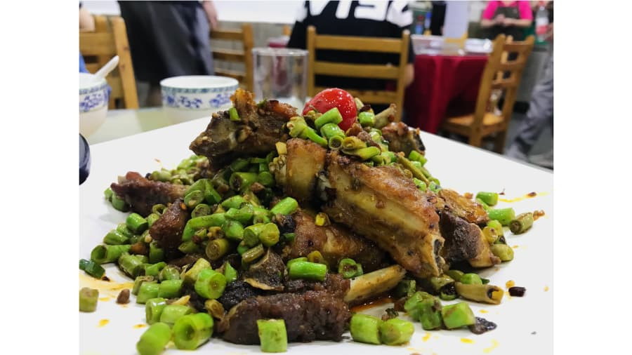 Du khách có thể tìm hiểu ẩm thực độc đáo này tại một số địa điểm nổi tiếng như Chen Mapo Tofu, Nhà hàng lẩu Shu Jiu Xiang và Ming Ting