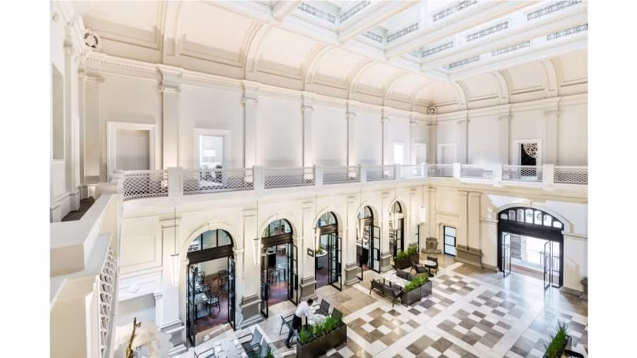 Tiết trời mùa thu ở Perth khá đẹp, ngày nắng ấm, đêm mát mẻ - một thời điểm thích hợp để đi thuyền dọc theo sông tới Fremantle, ghé thăm vườn nho của thung lũng Swan, những quán ăn, tiệm cà phê ngoài trời nổi tiếng, lúc nào cũng nhộn nhịp người qua lại nhưng rất nhẹ nhàng và yên bình.