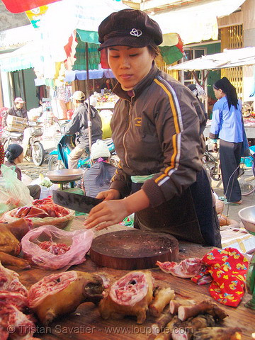 Nhiều người Việt Nam sống bằng nghề giết mổ, buôn bán, phục vụ thịt chó.