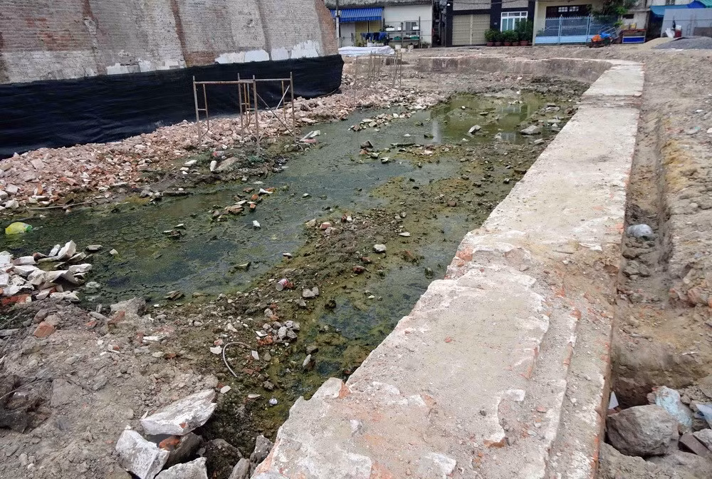 Bên trong thành có hành cung, kỳ đài, kho đạn, thuốc súng, kho lương thực, vọng gác và được bố trí 30 khẩu đại bác cỡ lớn. Trong ảnh: Một phần tường hào được phát lộ tại di tích Thành Điện Hải. (Ảnh: Trần Lê Lâm/TTXVN)