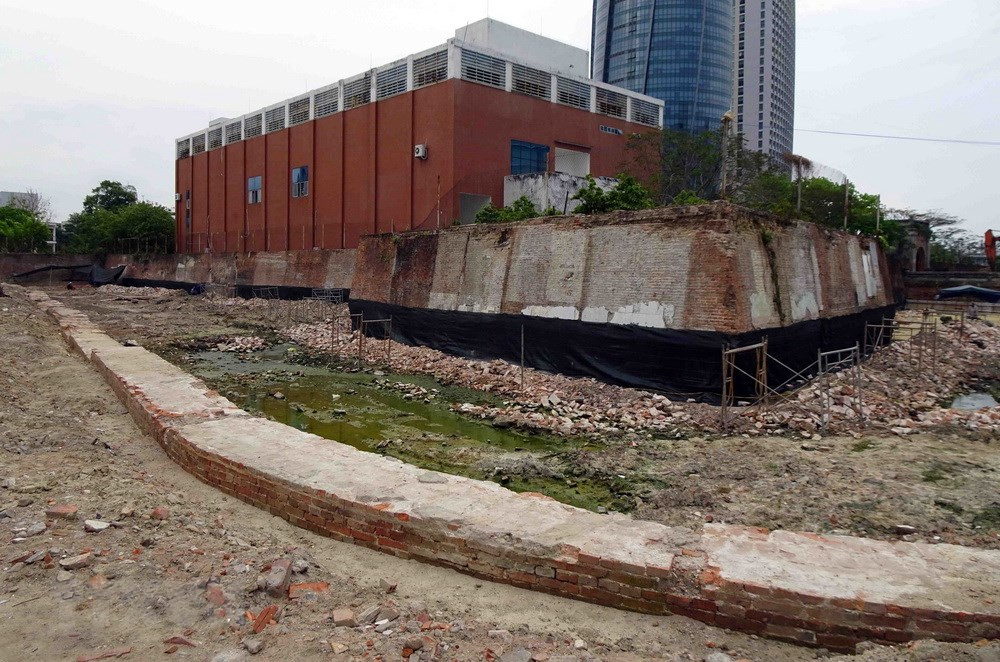 Từ 2016, Đà Nẵng đã cho tu bổ, phục hồi di tích lịch sử này. Lễ khởi công trùng tu Thành Điện Hải giai đoạn 1 đã được tổ chức 29/3 vừa qua với kinh phí hơn 100 tỷ đồng, dự kiến hoàn thành vào tháng 10. Trong ảnh: Phần tường hào phát lộ tại di tích Thành Điện Hải. (Ảnh: Trần Lê Lâm/TTXVN)