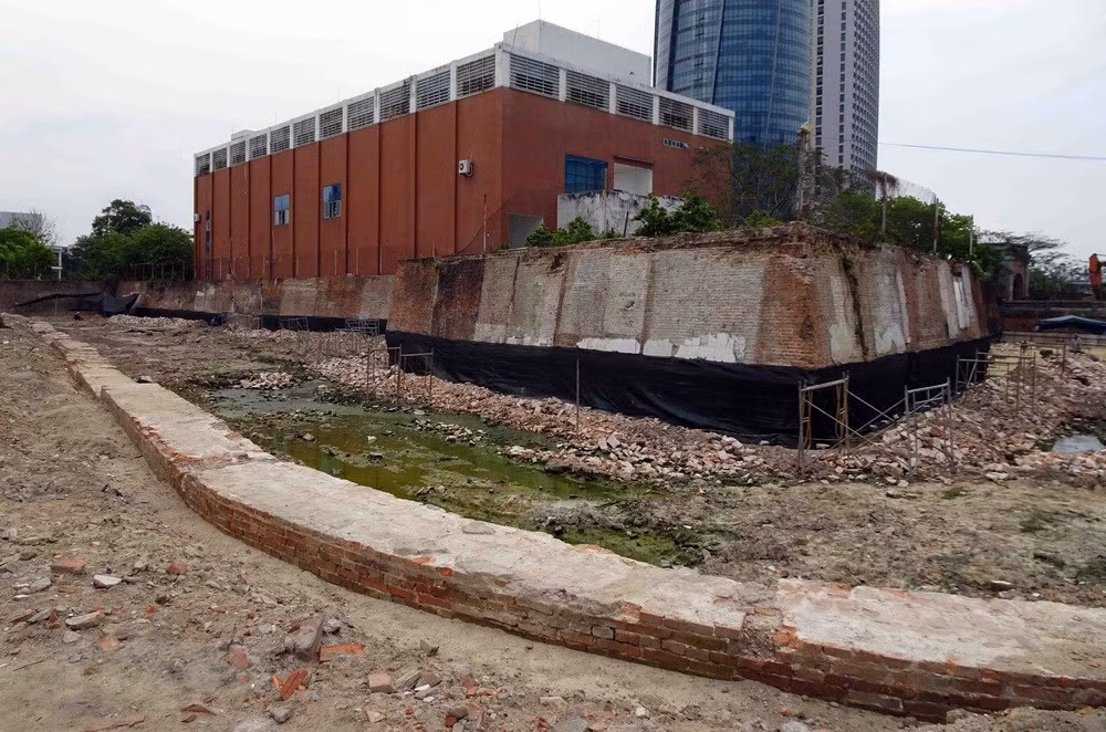 Từ 2016, Đà Nẵng đã cho tu bổ, phục hồi di tích lịch sử này. Lễ khởi công trùng tu Thành Điện Hải giai đoạn 1 đã được tổ chức 29/3 vừa qua với kinh phí hơn 100 tỷ đồng, dự kiến hoàn thành vào tháng 10. Trong ảnh: Phần tường hào phát lộ tại di tích Thành Điện Hải. (Ảnh: Trần Lê Lâm/TTXVN)