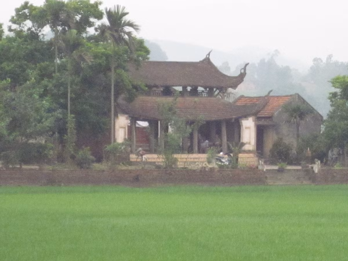 Đền Đào Xá được người dân trong vùng coi là nơi gắn liền với sự ra đời của bài thơ Nam quốc sơn hà của Lý Thường Kiệt..