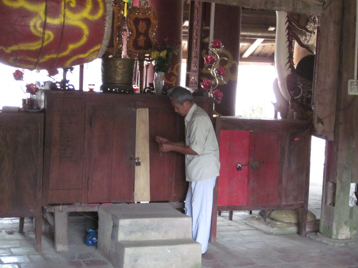 Ông Nguyễn Hữu Sàn cẩn thận mở những ghi chép về các ngày lễ.