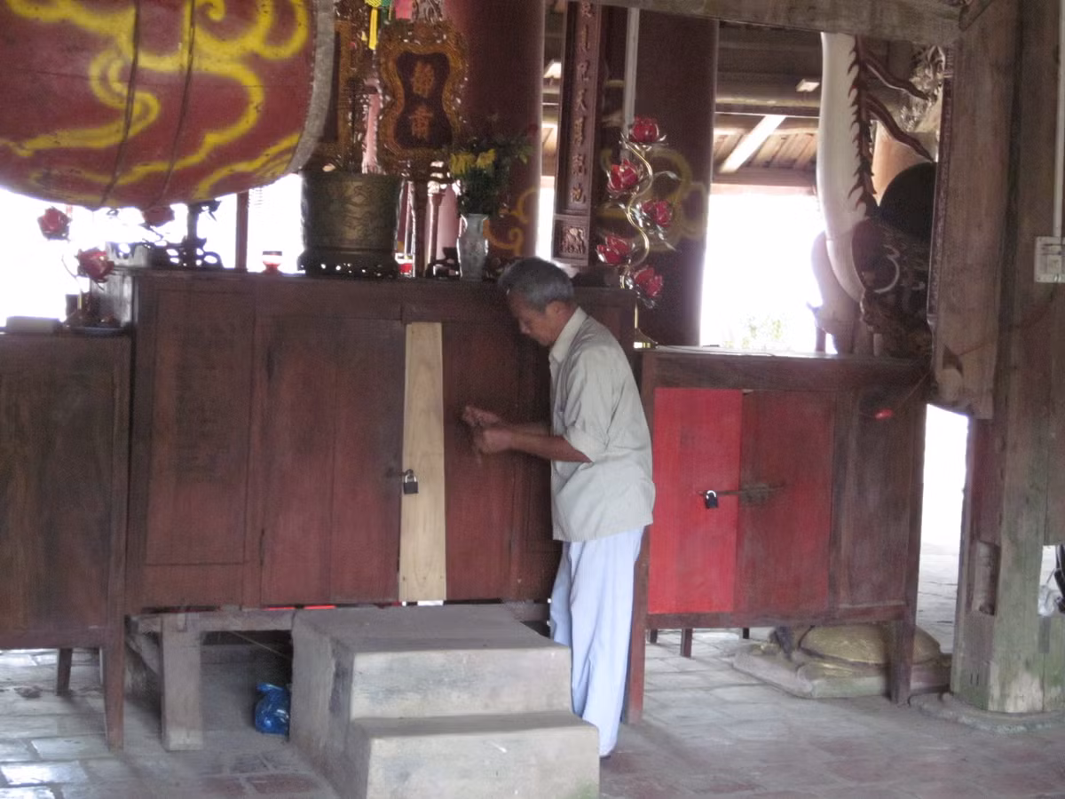 Ông Nguyễn Hữu Sàn cẩn thận mở những ghi chép về các ngày lễ.