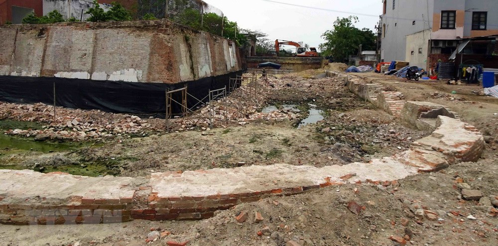 Khởi thủy đây là Đồn Điện Hải, được xây dựng gần mép nước tả ngạn sông Hàn năm 1812 dưới thời vua Gia Long. Năm 1823, đời vua Minh Mạng, đồn được chuyển đến xây kiên cố ở vị trí hiện tại, đến 1835, được đổi tên Thành Điện Hải. Trong ảnh: Phần tường hào được phát lộ tại di tích. (Ảnh: Trần Lê Lâm/TTXVN).