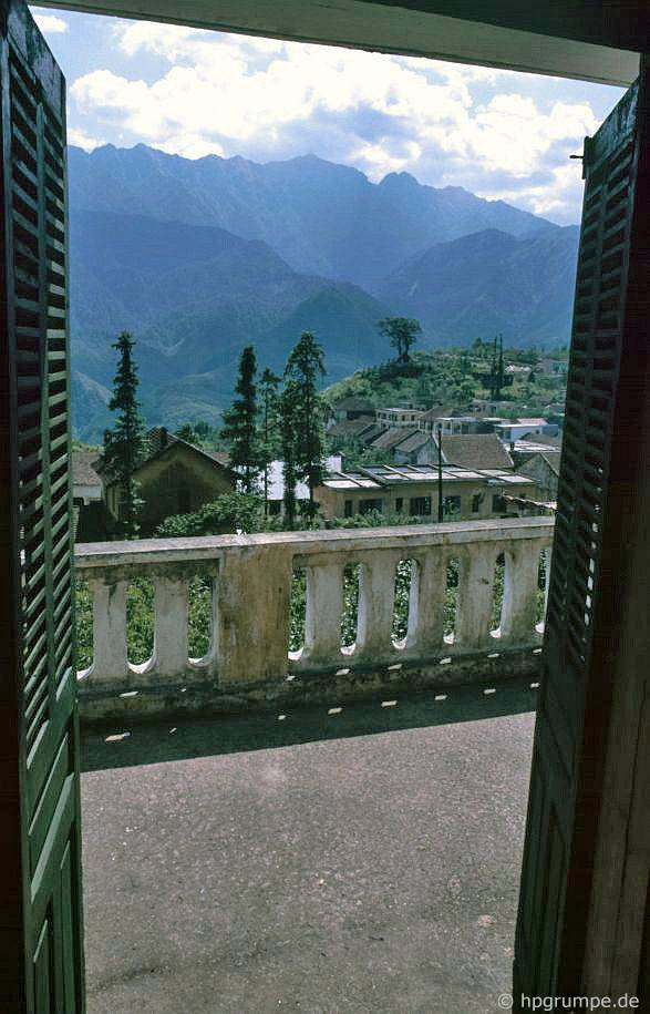 Nhìn từ ban công của nhà nghỉ.