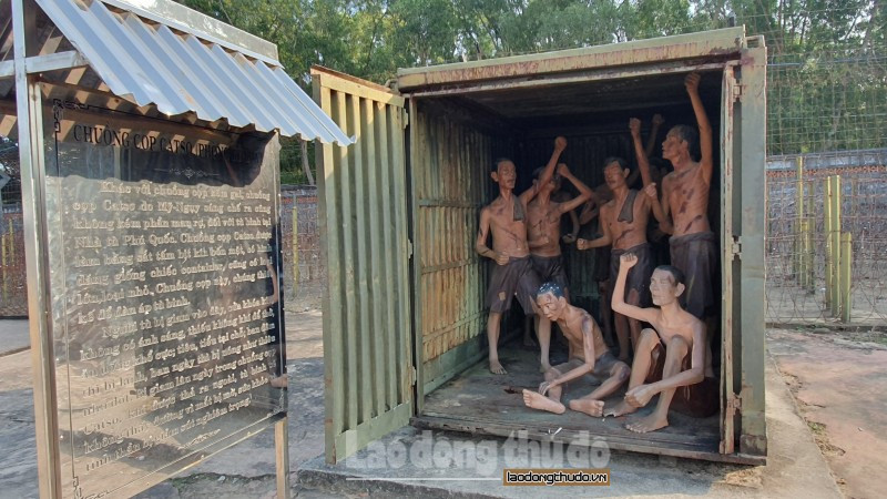 Một hình thức tra tấn ngoài trời không kém phần man rợ là chuồng cọp Catso. Các chuồng cọp này được làm bằng sắt tấm bịt kín bốn mặt, có hình dáng giống chiếc container. Chuồng cọp Catso chúng thiết kế để đàn áp tù binh. Tù binh bị giam vào đây, được nhìn thấy ánh sáng, thiếu không khí để thở, ăn uống khổ cực, vệ sinh tại chỗ tại chỗ. Ban đêm thì lạnh, ban ngày nắng nóng cháy da. Đồng thời, chúng còn dùng cách gõ mạnh xung quanh chuồng, gây ra tiếng động lớn khiến người tù đinh tai, nhức óc, tâm trí hoảng loạn. Tù binh được giam tại đây khi được thả ra thường mắt sẽ bị mù do lâu ngày không thấy ánh sáng và tai bị điếc do bị tác động bởi tiếng động lớn.