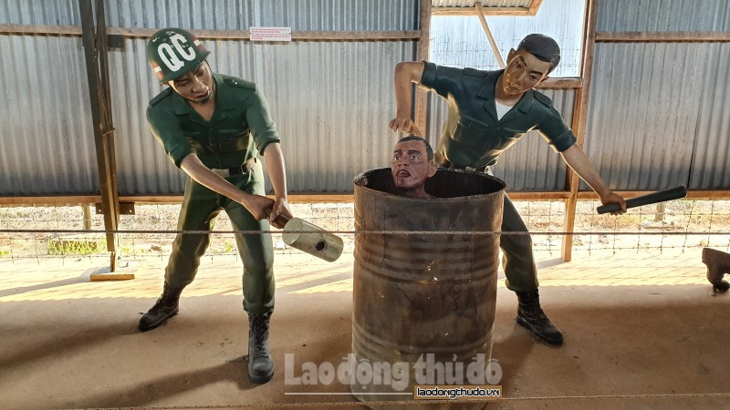 Hình thức nhốt người vào thùng phuy đầy nước rồi dùng vồ gõ mạnh xung quanh khiến người tù vừa bị sặc nước vừa đinh tai nhức óc, tâm trí hoảng loạn