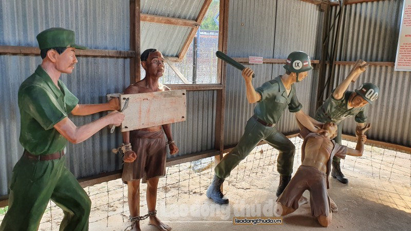 Giữa năm 1968, phong trào đấu tranh của tù binh lên cao, Mỹ - Nguỵ cho xây dựng các biệt giam 2,4,5,6, trong đó biệt giam B2 là biệt giam khủng khiếp và ác liệt nhất. Biệt giam B2 được làm bằng nhiều lớp bùng nhùng, dựng một lớp vỉ sắt bên ngoài và nền cũng lát vỉ sắt, trên phủ bạt, rất nóng và chật chội. Tại đây, quân Nguỵ đã áp dụng trên 45 hình thức tra tấn tù binh từ thời trung cổ cho đến hiện đại. Mục đích của chúng nhằm phát hiện tổ chức, người lãnh đạo, chủ trương vượt ngục và ép buộc tù binh vào trại sinh hoạt.